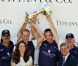 Le prince William et ses équipiers du jour ont pu soulever la coupe décernée par son épouse Kate.
Samedi 9 juillet 2011, chacun sa mission pour le prince William et son épouse la duchesse Catherine de Cambridge : au Santa Barbara Polo and Racquet Club, le futur roi d'Angleterre jouait un match caritatif, et sa charmante Kate remettait les récompenses... Assorties d'une onde de charme.
