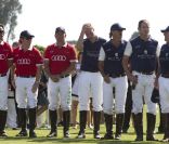 Samedi 9 juillet 2011, chacun sa mission pour le prince William et son  épouse la duchesse Catherine de Cambridge : au Santa Barbara Polo and  Racquet Club, le futur roi d'Angleterre jouait un match caritatif, et sa  charmante Kate remettait les récompenses... Assorties d'une onde de  charme.