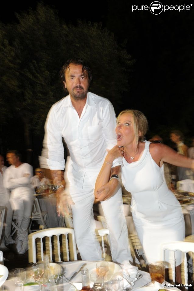Henri Leconte et sa Florentine déchainés à la soirée blanche, aux Moulins de Ramatuelle, le 10 juillet 2011.