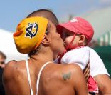 Laure Manaudou avec son compagnon Frédérick Bousquet et leur fille Manon lors du meeting de Carcassonne, en juin 2011.