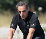 Nicolas Sarkozy fait du vélo au fort de Brégançon, où ils passent ses vacances. 16 juillet 2011