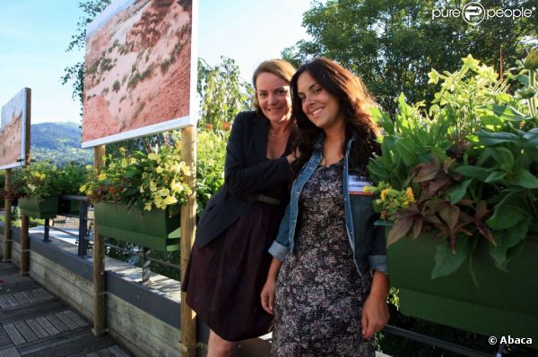 La présentatrice télé Cendrine Dominguez et sa fille Lea pour la première édition du Festival de photo de Mont-Blanc à Saint-Gervais le 15 juillet 2011
