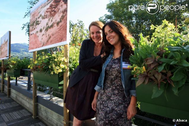 La présentatrice télé Cendrine Dominguez et sa fille Lea pour la première édition du Festival de photo de Mont-Blanc à Saint-Gervais le 15 juillet 2011