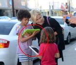 Hugh Jackman sort d'un restaurant avec sa femme Deborra-Lee Furness et leurs enfants Ava et Oscar à Los Angeles le 19 juillet 2011
