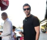 Hugh Jackman sort d'un restaurant avec sa femme Deborra-Lee Furness et leurs enfants Ava et Oscar à Los Angeles le 19 juillet 2011