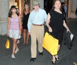 Woody Allen, sa femme Soon-Yi et leurs filles Bechet et Manzie font du shopping à Rome le 4 juillet 2011