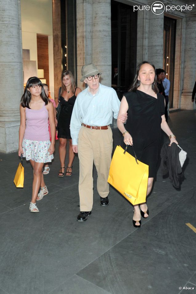 Woody Allen, sa femme Soon-Yi et leurs filles Bechet et Manzie font du shopping à Rome le 4 juillet 2011