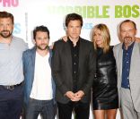 Jason Sudeikis, Charlie Day, Jason Bateman, Jennifer Aniston, et Kevin Spacey lors du photocall de Comment tuer son boss ? à Londres le 20 juillet 2011
