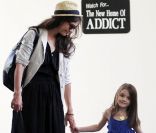 Pendant 5 ans, Katie Holmes s'est entièrement consacrée à sa fille Suri. Mais aujourd'hui elle reprend le chemin des plateaux de tournages.  