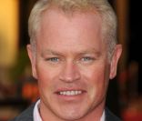 Neal McDonough est aux anges : le veuf d'Edie Britt dans Desperate Housewives accueillera en août une petite fille. 