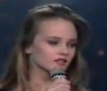 Récompensée en 1990 aux Victoires de la Musique, la jeune Vanessa Paradis peine à faire son discours de remerciements, épaulée par Eddy Mitchell et sous le regard de Serge Gainsbourg.