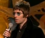 Aux Brit Awards 2010, Liam Gallagher jette micro et trophée dans le public.