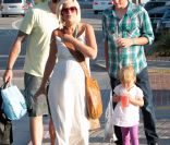 TORI SPELLING ET SON MARI DEAN MCDERMOTT SONT ALLES FAIRE UN PEU DE SHOPPING PUIS MANGER DES GLACES AVEC LEURS ENFANTS, JACK MONTGOMERY, LIAM ET STELLA. <br />