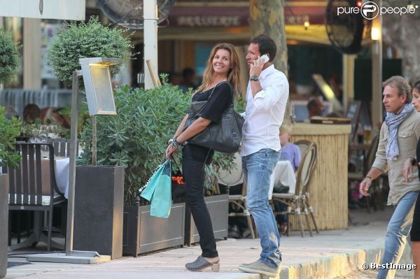 Véronika Loubry et son mari Patrick Blondeau dans les rues de Saint-Tropez, le 27 juillet 2011.