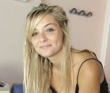 Priscilla rend visite aux enfants malades, dans un hôpital de Nice, en juillet 2011. Elle soutient l\'association Enfant, Star et Match.