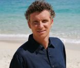Denis Brogniart, sur le tournage de  Koh Lanta , en 2010.