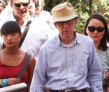 Woody Allen tourne le film <em>Bop Decameron</em> à Rome, le 29 juillet 2011. Son épouse et sa fille Bechet lui ont rendu visite sur le tournage.