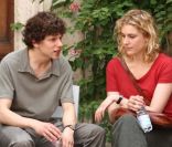 Jesse Eisenberg et Greta Gerwig tournent devant la caméra de Woody Allen à Rome, le 29 juillet 2011.<br />