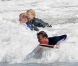 David Beckham, Gordon Ramsay et leurs enfants surfent sur les vagues de Malibu, le 30 juillet 2011.