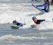 Avec son fils Cruz, David Beckham surfe à Malibu, le 30 juillet 2011.