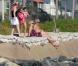 Les parents de Victoria Beckham regardent leur petit fils Brooklyn faire du surf à Malibu le 19 juillet 2011