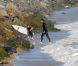 Les parents de Victoria Beckham regardent leur petit fils Brooklyn faire du surf à Malibu le 19 juillet 2011