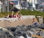 Les parents de Victoria Beckham regardent leur petit fils Brooklyn faire du surf à Malibu le 19 juillet 2011