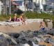 Les parents de Victoria Beckham regardent leur petit fils Brooklyn faire du surf à Malibu le 19 juillet 2011