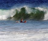 Les parents de Victoria Beckham regardent leur petit fils Brooklyn faire du surf à Malibu le 19 juillet 2011