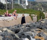 Les parents de Victoria Beckham regardent leur petit fils Brooklyn faire du surf à Malibu le 19 juillet 2011