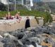 Les parents de Victoria Beckham regardent leur petit fils Brooklyn faire du surf à Malibu le 19 juillet 2011