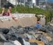 Les parents de Victoria Beckham regardent leur petit fils Brooklyn faire du surf à Malibu le 19 juillet 2011