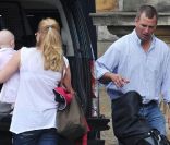  Peter Phillips et son épouse Autumn en compagnie de leur adorable Savannah au Palace d'Holyroodhouse à Edimbourg après la cérémonie  de mariage  de Mike Tindall et Zara Phillips à Edimbourg le 31 juillet 2011 
 &nbsp; 