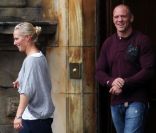  Zara Phillips et son époux Mike Tindall au Palace d'Holyroodhouse à Edimbourg après la cérémonie  de mariage  de Mike Tindall et Zara Phillips à Edimbourg le 31 juillet 2011 
 &nbsp; 