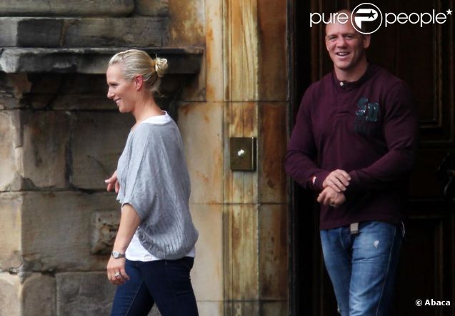  Zara Phillips et son époux Mike Tindall au Palace d'Holyroodhouse à Edimbourg après la cérémonie  de mariage  de Mike Tindall et Zara Phillips à Edimbourg le 31 juillet 2011 
 &nbsp; 
