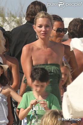 Kate Moss à son arrivée au fameux Club 55 de Saint-Tropez le 2 août 2011