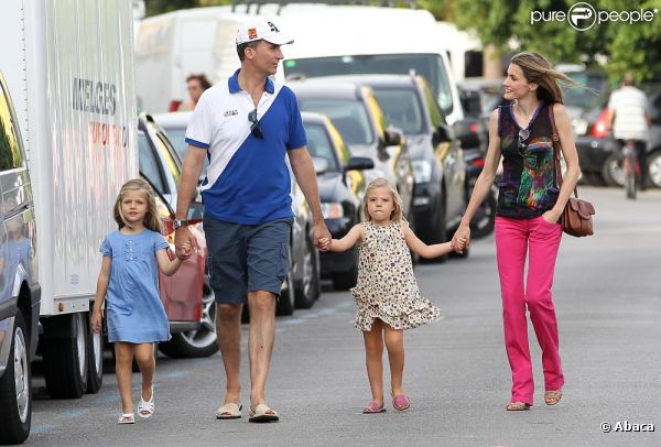 Letizia et Felipe d'Espagne profitent d'un concert avec leurs charmantes têtes blondes Leonor et Sofia le 2 août. La famille est réunie au grand complet pour des vacances à Palma de Majorque où le prince participe à la régate de la Copa del Rey.   