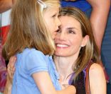 Letizia et Felipe d'Espagne profitent d'un concert avec leurs charmantes têtes blondes Leonor et Sofia le 2 août. La famille est réunie au grand complet pour des vacances à Palma de Majorque où le prince participe à la régate de la Copa del Rey.   