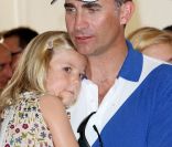 Certainement fatiguée par sa journée, Sofia ne quitte pas les bras de son papa, le prince Felipe. Majorque, 2 août 2011
