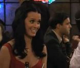 En février 2011, Katy Perry interprète le rôle de Honey, la cousine naïve de Zoey, dans  How I met your mother .
