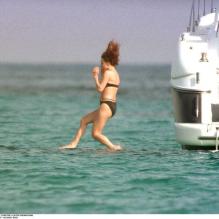 Mariah Carey saute à l'eau à Ibiza, les bras en protection<br />