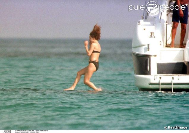Mariah Carey saute à l'eau à Ibiza, les bras en protection 