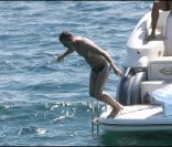 Ruppert Everett saute à l'eau, il y va 