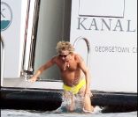 Rod Stewart entre dans l'eau, avec des lunettes de soleil/de plongée 