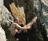 Jason Statham saute à l'eau, dans tous les sens - en mai 2007 au Cap d'Antibes 