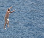 Jack Nicholson saute à l'eau, et attention en dessous ! - août 2009 à St-Jean-Cap-Ferrat 