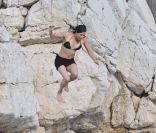 Michelle Rodriguez saute à l'eau, en jupe - mai 2011 à Cannes 