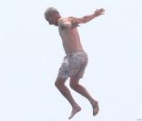 John McEnroe saute à l'eau, terrifié ! - mars 2008 à Saint-Barthelemy 