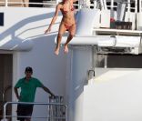 Paris Hilton saute à l'eau pour la photo - juillet 2010 en France 