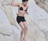 Michelle Rodriguez saute à l'eau, les yeux fermés - mai 2011 à Cannes 